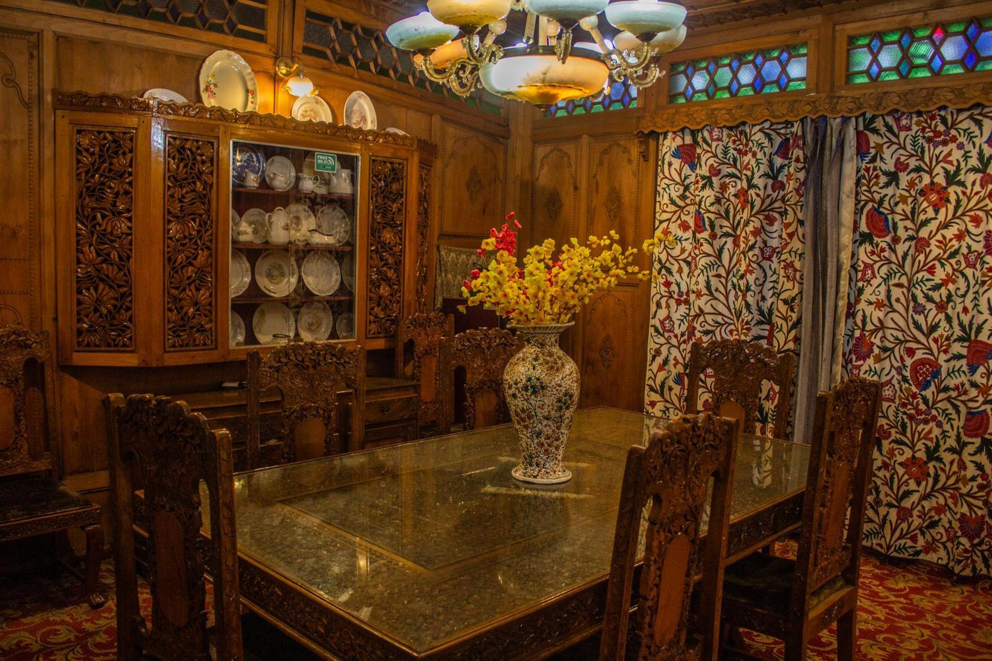 House Boat New Manora Bed & Breakfast Srinagar  Exterior photo
