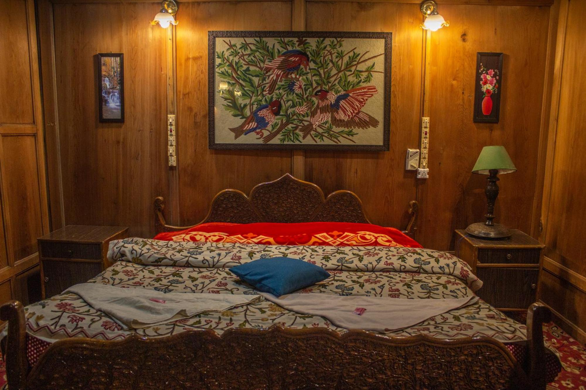 House Boat New Manora Bed & Breakfast Srinagar  Exterior photo