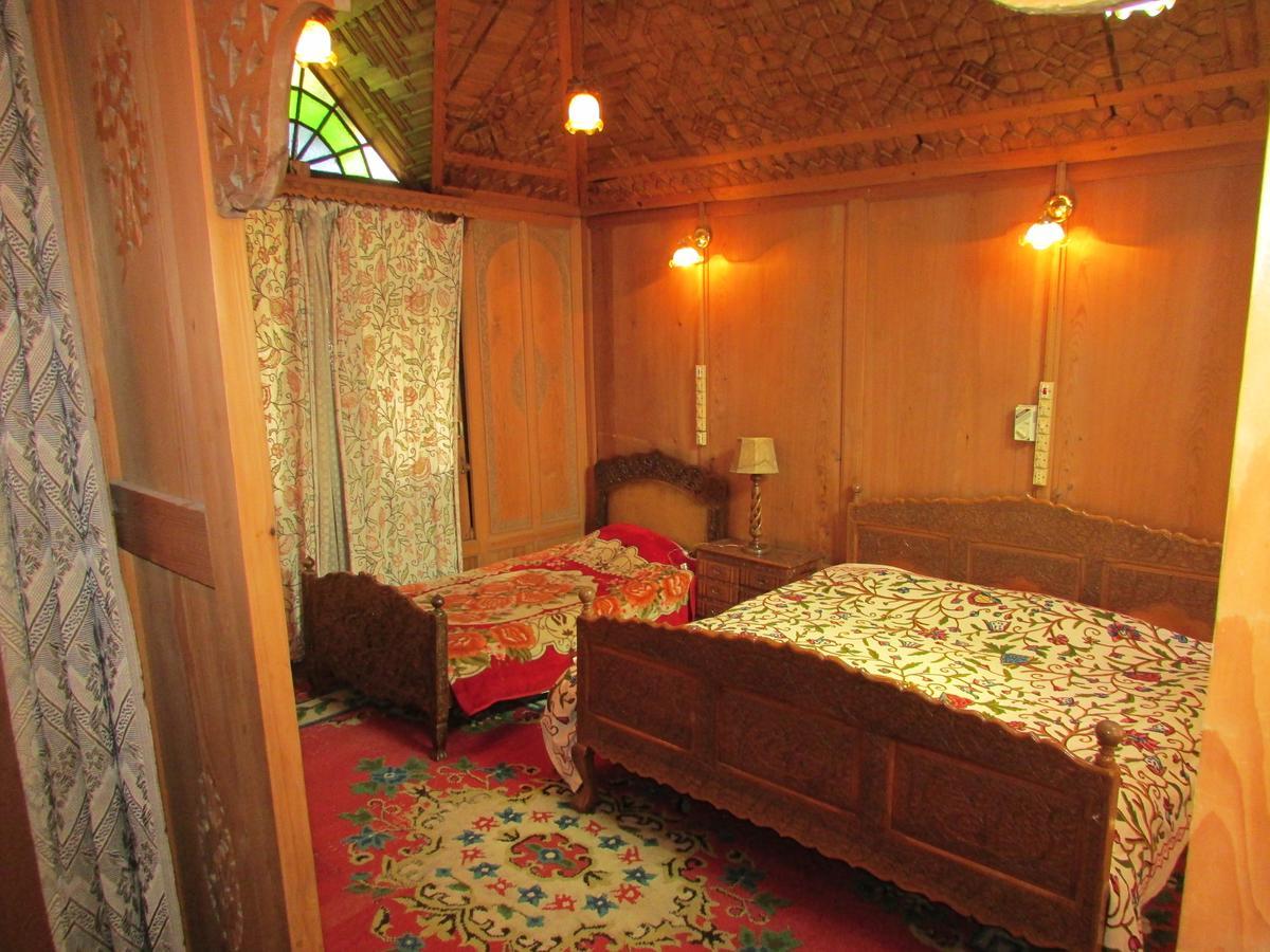 House Boat New Manora Bed & Breakfast Srinagar  Exterior photo